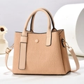 Détail d'un sac à main beige avec texture plissée verticale et finitions en métal doré - L26xl10xH19cm / Kaki