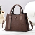 Détail du sac à main marron foncé avec texture plissée et finitions métalliques dorées - L26xl10xH19cm / café