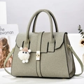 Sac à main tissé vert à liseré noir avec boucle dorée et charm mouton en peluche - 29x14x22 / Vert