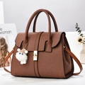 Sac à main marron à texture tissée avec fermoir doré, deux anses et charme mouton - 29x14x22 / Jaune Terre