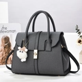 Sac à main gris texturé avec fermoir doré rotatif et breloque mouton en peluche blanche - 29x14x22 / Noir