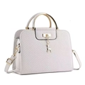 Elegante borsa a mano in rilievo a tinta unita con ciondolo cervo dorato e manici - Stile Pendaglio Cervo / 26cm x 10cm x 18cm / Bianco