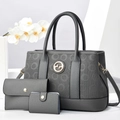 Dreiteiliges handtaschen-set in anthrazit mit kieselleder-textur und metall-logo - 3-teiliges Set / Grau