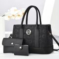 Schwarzes 3-teiliges Shopper-Set aus Lederimitat mit G-Logo auf weißem Hintergrund - 3-teiliges Set / Schwarz