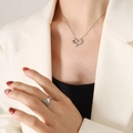 Silbernes Herzanhänger-Halsketten- und Ring-Set getragen mit einem schicken Blazer - Hohlherz (P635) / Silber