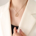 Goldene Titanstahl-Halskette mit rechteckigem Lava-Anhänger an einem Model präsentiert - Gehämmertes Rechteck (P636) / Roségold