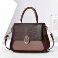 Détail du sac à main marron foncé embossé crocodile avec finition vernie et boucles dorées - Café