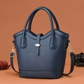 Borsa a secchiello blu scuro in pelle a grana litchi con dettagli in metallo dorato - Blu / 30 x 12 x 23cm