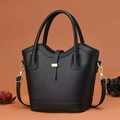Secchiello chic in pelle martellata nera con manici dorati e tracolla regolabile - Nero / 30 x 12 x 23cm