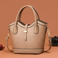 Dettaglio borsa a secchiello kaki con trama litchi e raffinati accessori in metallo dorato - Cachi / 30 x 12 x 23cm