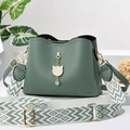 Donkergroene lederen handtas met goudkleurige kattenhanger en brede geweven riem - Groen / 23x11x17cm