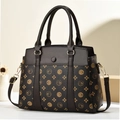 Détail du sac à main élégant avec motifs de tête de cheval dorés et boucles en métal - Café