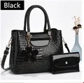 Détail du sac à main noir motif crocodile avec breloque fleur et fini brillant - Noir