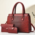 Détails de la texture crocodile sur cet ensemble de sacs rouge foncé avec boucles dorées - Bordeaux
