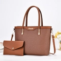 Détail du sac fourre-tout en toile et cuir marron avec pochette assortie et pièces dorées - Jaune Terre