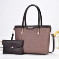 Détails du sac cabas en toile et pochette en cuir avec ferrures métalliques dorées - Café