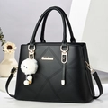 Sac bandoulière noir matelassé avec détails dorés et porte-clé pompon blanc en peluche - Noir