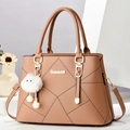 Sac bandoulière matelassé marron avec surpiqûres losanges, logo doré et pompon blanc - Kaki