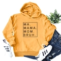 Dettaglio della felpa gialla con stampa Ma Mama Mom Bruh e tasca a marsupio frontale - S / Giallo