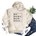 Dettaglio della stampa MA MAMA MOM BRUH su una felpa con cappuccio beige casual - S / Sabbia