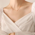 Collar minimalista de oro rosa con tres colgantes de corazón en cadena de acero de titanio - Oro rosa