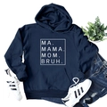 Dettaglio felpa blu navy con stampa MA MAMA MOM BRUH e classica tasca a marsupio - S / Blu Notte