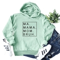 Dettaglio della felpa verde menta con scritta MA MAMA MOM BRUH e tasca a marsupio - S / verde chiaro
