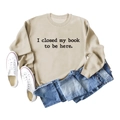 Flachbild von khakifarbenem Sweatshirt mit Textaufdruck und blauer Jeanshose dazu - S / Sandfarben (Schwarze Schrift)