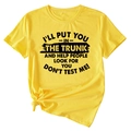 Détail du T-shirt jaune à col rond avec slogan humoristique imprimé en lettres noires - Jaune