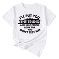 Détail d'un t-shirt blanc en coton avec imprimé lettres noires et design noué élégant - Blanc