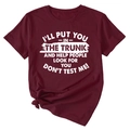 Détail du t-shirt en coton bordeaux avec slogan imprimé blanc et nœud décoratif sur le côté - Bordeaux