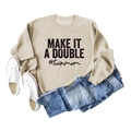 Lay out piatto della felpa kaki con stampa MAKE IT A DOUBLE, jeans e scarpe bianche - S / Color Sabbia (Stampa Nera)