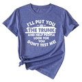 Détail du t-shirt gris-violet avec impression de texte blanc et ourlet noué stylé - Bleu Vintage