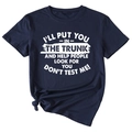 Détail d'un t-shirt en coton bleu marine avec imprimé textuel blanc sur le devant - Bleu Marine
