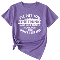 Détail du t-shirt violet à manches courtes avec lettrage et nœud sur le côté - Violet (Police Blanche)