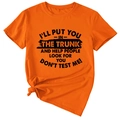 Détail du t-shirt en coton orange vif avec lettrage noir et nœud élégant à l'ourlet avant - Orange