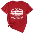 Détail d'un t-shirt rouge avec slogan imprimé et nœud décoratif sur le devant - Rouge