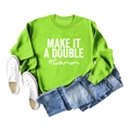 Vista piatta della felpa verde acceso con stampa 'MAKE IT A DOUBLE #twinmom' e jeans - S / Verde Fluorescente (Stampa Bianca)