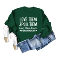 Mise à plat d'un sweat à col rond vert foncé avec slogan blanc et un jean bleu clair - Sweat-shirt Vert Foncé (Police Blanche)