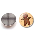Détail d'un aimant de frigo rond en verre 30mm avec bonhomme en pain d'épice de Noël - Style Bonhomme de Pain d'Épices (BXT2265)