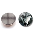 Vistas detalladas delantera y trasera del imán de nevera de vidrio de 25mm con tótem lobo - Estilo de Retrato de Lobo Gris (BXT1155)