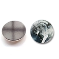 Detalle frontal y posterior de imanes de cristal de 25mm con diseño de lobo y base magnética - Estilo de Lobo Gris del Bosque (BXT1157)