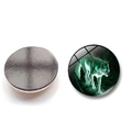 Detailweergave van de glazen wolf koelkastmagneet met een sterke magnetische basis achter - Fluorescerend Groene Fantasy Wolf Stijl (BXT1164)