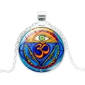 Spirituelle Om und Evil Eye Glaskabochon Halskette mit silberner Metallkette - Silber