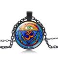 Vintage Om und Böser Blick Glasanhänger Halskette mit schwarzer Kette auf weißem Grund - Schwarz