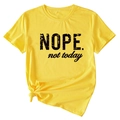 Détail d'un t-shirt jaune en coton avec imprimé Nope Not Today et ourlet noué stylé - S / Haut à imprimé noir / Jaune