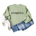 Mise à plat d'un sweat à col rond vert clair avec texte allegedly. et jean bleu - Vert Olive (Police Noire)