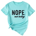 Détail d'un t-shirt bleu clair avec texte Nope Not Today noir et nœud à l'ourlet - S / Haut à imprimé noir / Bleu Eau Profonde
