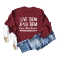 Mise à plat d'un sweat bordeaux à inscription, d'un jean bleu et de baskets blanches - Sweat-shirt Bordeaux (Police Blanche)