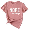 Détail du t-shirt rose poudré avec imprimé blanc NOPE not today et nœud décoratif à l'ourlet - S / Haut à imprimé blanc / Or rose